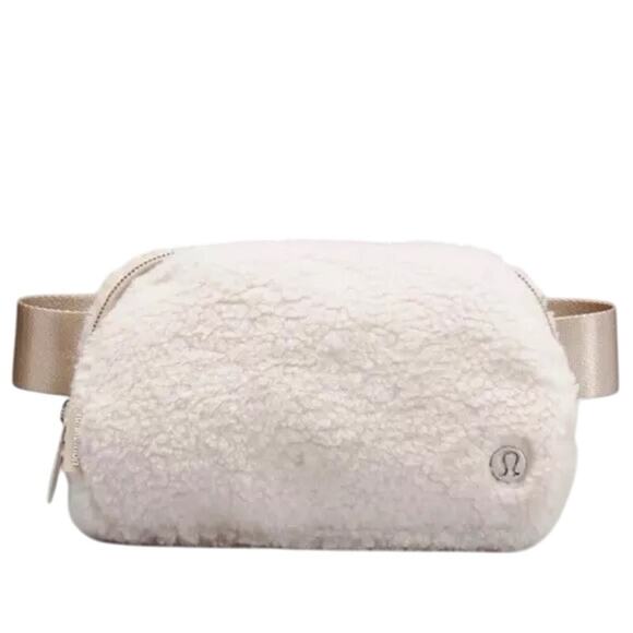 Lululemon Everywhere Belt Bag Bone/Silver Plush Fleece 1L NEW - Picture 1 of 1